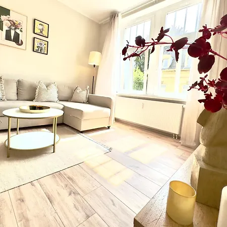 Living - Zentrumslage Parkplatz Babybett *